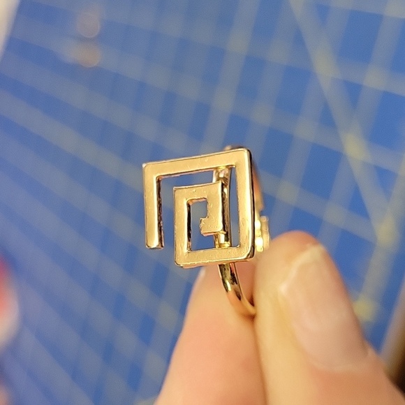 Design Gold Tone Ring Adjustable Size 8 - Picture 1 of 5